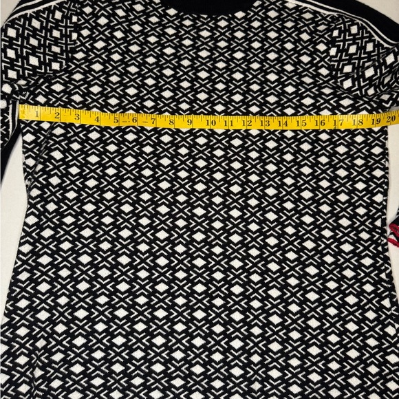 Madison Black and White Geometric Sweater Size Large.  #216 - Picture 9 of 14